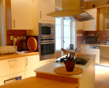 1F kitchen 370x300 - Amaliada, Peloponesse’de 500 m2 villa + üzüm bağı