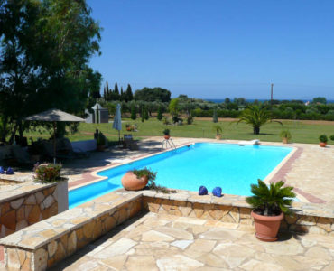 swimming pool 1 370x300 - Amaliada, Peloponesse’de 500 m2 villa + üzüm bağı